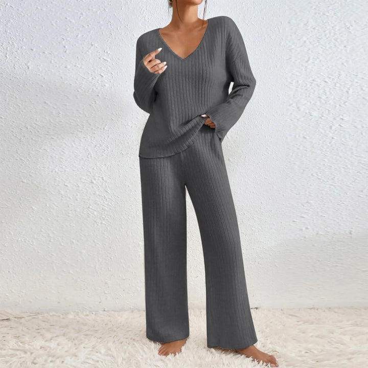 Vivienne | Two-Piece Set with Pants and V-Neck Top
